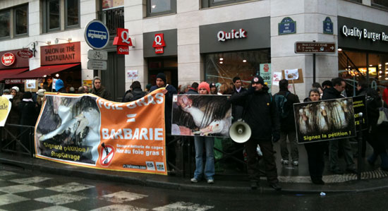 Manifestation devant Quick, hamburger au foie gras