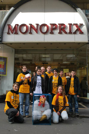 Action devant Monoprix