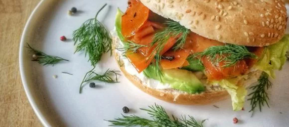 Bagel de saumon fumé vegan et d'avocat