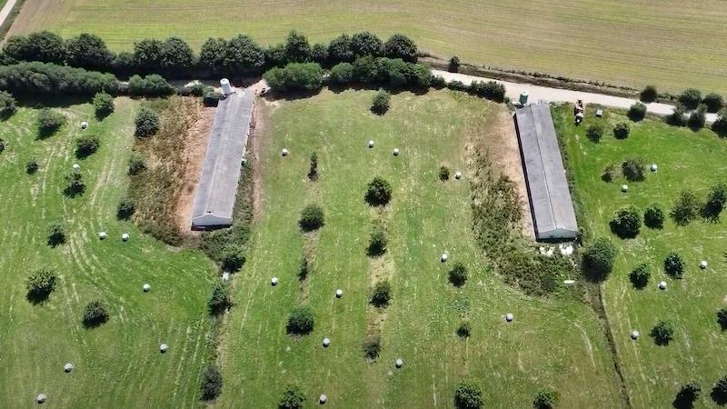 Photo de l'levage LDC en Mayenne vu du ciel.