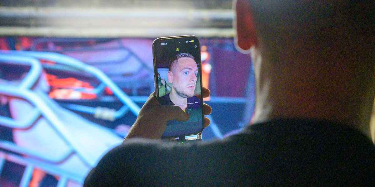 Jeremstar face aux images de truies en cage