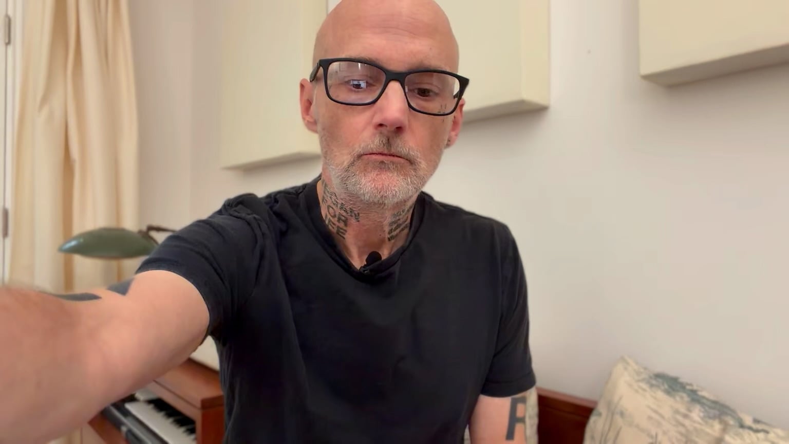 Moby publie une vidéo en soutien à l'enquête de L214 sur l'étourdissement au gaz CO2 à l'abattoir Cooperl fournissant Carrefour.